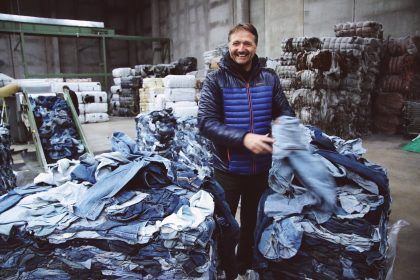 About-MUD-Jeans-Bert-in-Recycle-Factory
